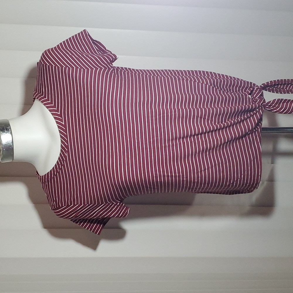 OLIVIA RAE Maroon/White Striped-Scoop Neck-SSleeve-Side Tie- Soft Tee-EUC-Sz S